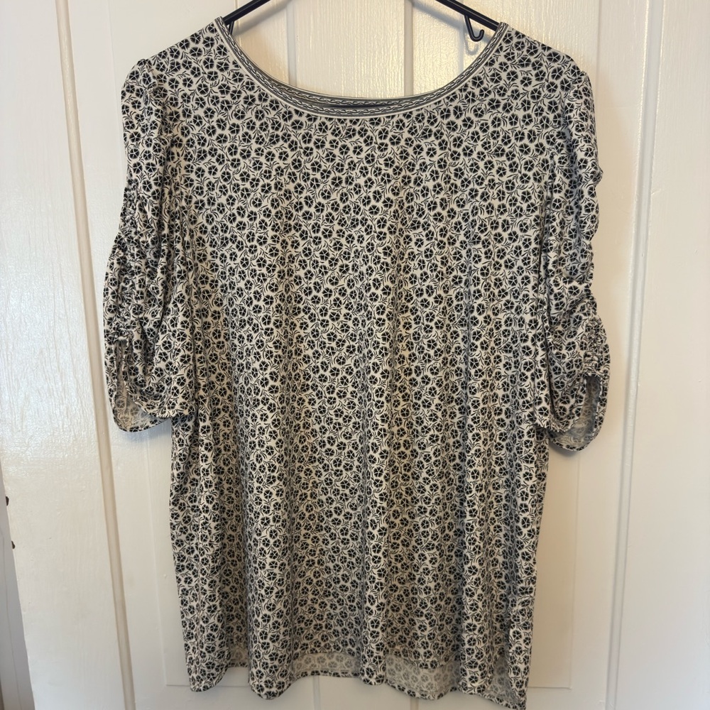 Max Studio London Blouse Women’s Plus 1X Black & White Floral Poly/Spandex